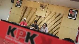 Komisioner KPK Basaria Panjaitan dan Laode M Syarif berbicara dalam konferensi pers terkait operasi tangkap tangan (OTT) di Kebumen, di Gedung KPK, Jakarta Selatan, Minggu (16/10/2016). [Suara.com/Oke Atmaja]