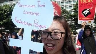 Massa dari Front Perjuangan Rakyat melakukan aksi di Bunderan HI, Jakarta, Minggu (16/10/2016). [Suara.com/Oke Atmaja]