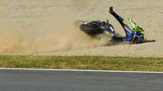 Pebalap Movistar Yamaha Valentino Rossi terjatuh dalam balapan MotoGP di Sirkuit Motegi, Jepang, (16/10). (AFP)