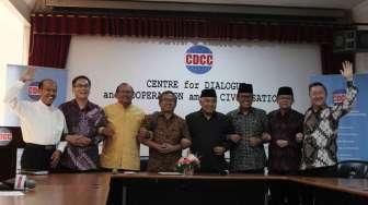 Ketua Umum Center for Dialogue and Cooperation among Civilisations Din Syamsuddin (tengah) memimpin sejumlah tokoh lintas agama memberi keterangan pers terkait Pilkada DKI Jakarta, Senin (17/10/2016). [Suara.com/Oke Atmaja]