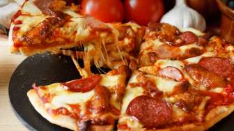 Viral Warganet Bikin Pizza Sendiri dari Adonan hingga Saus, Apresiasi dari Teman Adik Sukses Bikin Happy