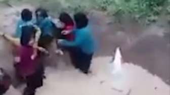 VIDEO: Parah, Siswa SD Disuruh Masuk Kubangan dan Dilempar Ular
