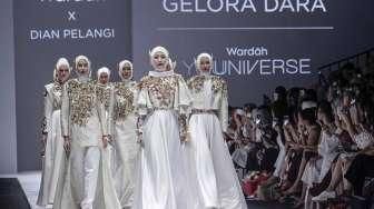 Koleksi Dian Pelangi di JFW 2017