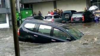 Dahsyatnya Banjir Pasteur, Mobil pun Hanyut