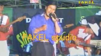 VIDEO: Astaga! Penyanyi Ini Meninggal di atas Panggung