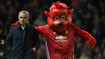 Dukungan Fans MU Bikin Mourinho Terharu