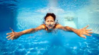 Lawan Hukum Air untuk Berenang, Sejumlah Orang Gabut Lari di Dalam Air Buat Publik Bingung