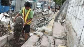 Trotoar Stasiun Tanah Abang Diperlebar