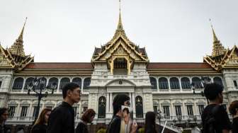 Rakyat Berkumpul di Istana Saksikan Guci Jenazah Raja Thailand