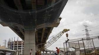 Sejumlah pekerja tampak menyelesaikan pembangunan proyek jalan tol Bekasi-Cawang-Kampung Melayu (Becakayu), di kawasan Jakarta, Minggu (30/10/2016). [Suara.com/Kurniawan Mas'ud]