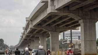 Sejumlah pekerja tampak menyelesaikan pembangunan proyek jalan tol Bekasi-Cawang-Kampung Melayu (Becakayu), di kawasan Jakarta, Minggu (30/10/2016). [Suara.com/Kurniawan Mas'ud]