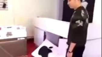 Kesal, Lelaki Ini Beli Seluruh iPhone dan Menghancurkannya