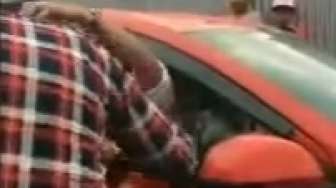 Heboh! Ahok Dicium Perempuan Cantik dari dalam Mobil