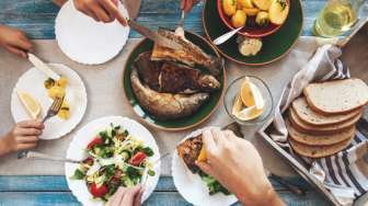 Viral Potret Makan Bersama, Tapi Suasananya Malah Bikin Publik Sedih