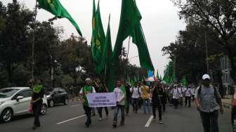 Ribuan Massa Pendemo Longmarch Lewati Balai Kota