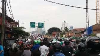 Lalu Lintas Lumpuh, Jembatan Tanah Abang Jadi Lautan Demonstran