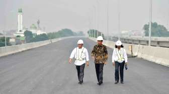 Jokowi Tinjau Proyek Jalan Tol Becakayu