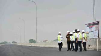 Jokowi Tinjau Proyek Jalan Tol Becakayu