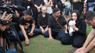 Usai Pemakaman, Ashanty Nyekar ke Pusara Ayah