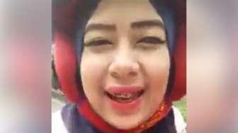 Video: Rekam Selfie Sambil Naik Motor, Lihat Nasib 2 Gadis Ini