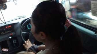 Viral! Ibu Kendarai Angkot Sambil Susui Anak