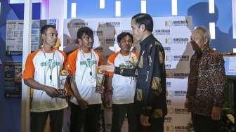 Jokowi Sedih Momen Antre Salaman dengan Guru Hilang