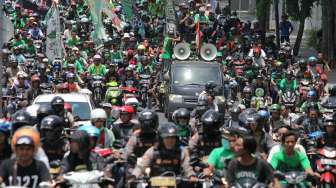 Ribuan Bonek Segel Kantor PSSI Jatim
