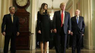 Kunjungi Gedung Putih, Kenapa Melania Trump Pilih Serba Hitam?