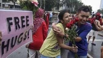 Mereka Berpelukan di CFD Jakarta