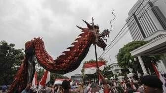 Ratusan warga Kendeng yang tergabung dalam Jaringan Masyarakat Peduli Pegunungan Kendeng (JM-PPK) melakukan aksi unjuk rada di depan Gedung Mahkamah Agung (MA), Senin (14/11/2016). [Suara.com/Kurniawan Mas'ud]