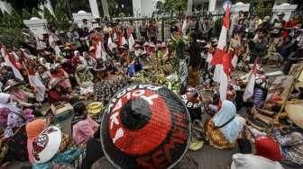 Ratusan warga Kendeng yang tergabung dalam Jaringan Masyarakat Peduli Pegunungan Kendeng (JM-PPK) melakukan aksi unjuk rada di depan Gedung Mahkamah Agung (MA), Senin (14/11/2016). [Suara.com/Kurniawan Mas'ud]