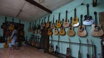 Geliat Bisnis Gitar Rumahan di Lebak Banten