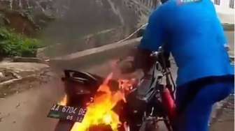 Aneh Bin Ajaib, Ban Motor Pemuda Ini Terbakar Lalu Padam Seketika