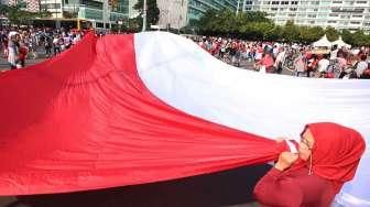 Jelang Final Piala Presiden, Aremania Kibarkan Bendera Merah Putih Raksasa