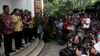 Ketua Umum DPP Partai Golkar, Setya Novanto, menyambangi rumah Ketua Umum PDI Perjuangan (PDIP), Megawati Soekarnoputri, di Jalan Teuku Umar, Jakarta Pusat, Minggu (20/11/2016). [Suara.com/Oke Atmaja]