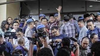 Gubernur non aktif DKI Jakarta, Basuki Tjahaja Purnama (Ahok) saat tiba di Bareskrim Polri, Jakarta, Selasa (22/11). Ahok tiba di Bareskrim Polri untuk menjalani pemeriksaan terkait kasus dugaan penistaan agama. [Suara.com/Kurniawan Mas'ud]