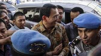 Gubernur non aktif DKI Jakarta, Basuki Tjahaja Purnama (Ahok) saat tiba di Bareskrim Polri, Jakarta, Selasa (22/11). Ahok tiba di Bareskrim Polri untuk menjalani pemeriksaan terkait kasus dugaan penistaan agama. [Suara.com/Kurniawan Mas'ud]
