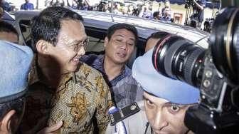 Gubernur non aktif DKI Jakarta, Basuki Tjahaja Purnama (Ahok) saat tiba di Bareskrim Polri, Jakarta, Selasa (22/11). Ahok tiba di Bareskrim Polri untuk menjalani pemeriksaan terkait kasus dugaan penistaan agama. [Suara.com/Kurniawan Mas'ud]