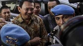 Gubernur non aktif DKI Jakarta, Basuki Tjahaja Purnama (Ahok) saat tiba di Bareskrim Polri, Jakarta, Selasa (22/11). Ahok tiba di Bareskrim Polri untuk menjalani pemeriksaan terkait kasus dugaan penistaan agama. [Suara.com/Kurniawan Mas'ud]