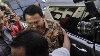 Gubernur non aktif DKI Jakarta, Basuki Tjahaja Purnama (Ahok) saat tiba di Bareskrim Polri, Jakarta, Selasa (22/11). Ahok tiba di Bareskrim Polri untuk menjalani pemeriksaan terkait kasus dugaan penistaan agama. [Suara.com/Kurniawan Mas'ud]