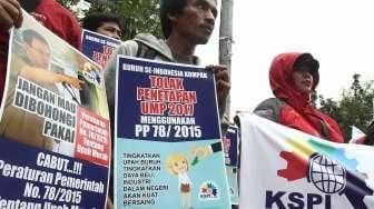 Ratusan Buruh melakukan aksi di Balai Kota DKI Jakarta, Selasa (22/11). Dalam aksinya mereka menuntut PLT DKI Sumarsono untuk merevisi UMP DKI 2017 yang sudah ditetapkan sebesar Rp 3,3 juta. [Suara.com/Oke Atmaja]