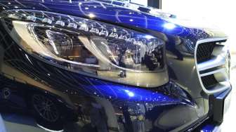 Lampu Depan Mercedes S63 AMG Coupe Bertaburkan Kristal Swarovski