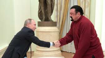 Steven Seagal Resmi Terima Paspor Rusia