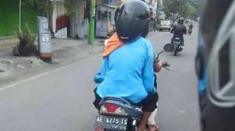 Gara-gara Pakai Helm, Ibu Ini Jadi Tenar di Medsos, Kenapa Yah?