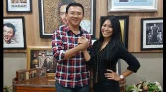 Anggun C Sasmi Salaman dan "Salam 2 Jari" dengan Ahok