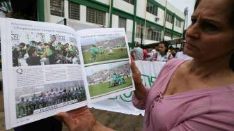 Ribuan anggota keluarga korban dan fans, membanjiri Arena Conda Stadium, markas klub kebanggaan kota Chapeco, Chapecoense. [Reuters]