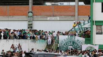 Ribuan anggota keluarga korban dan fans, membanjiri Arena Conda Stadium, markas klub kebanggaan kota Chapeco, Chapecoense. [Reuters]