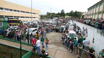 Ribuan anggota keluarga korban dan fans, membanjiri Arena Conda Stadium, markas klub kebanggaan kota Chapeco, Chapecoense. [Reuters]