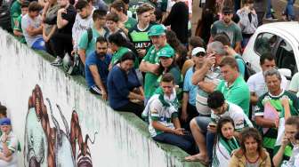 Ribuan anggota keluarga korban dan fans, membanjiri Arena Conda Stadium, markas klub kebanggaan kota Chapeco, Chapecoense. [Reuters]