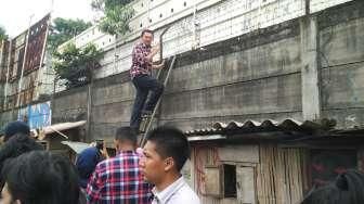 Ahok Naik Tangga Lihat Sungai di Gang Asem yang Ditembok